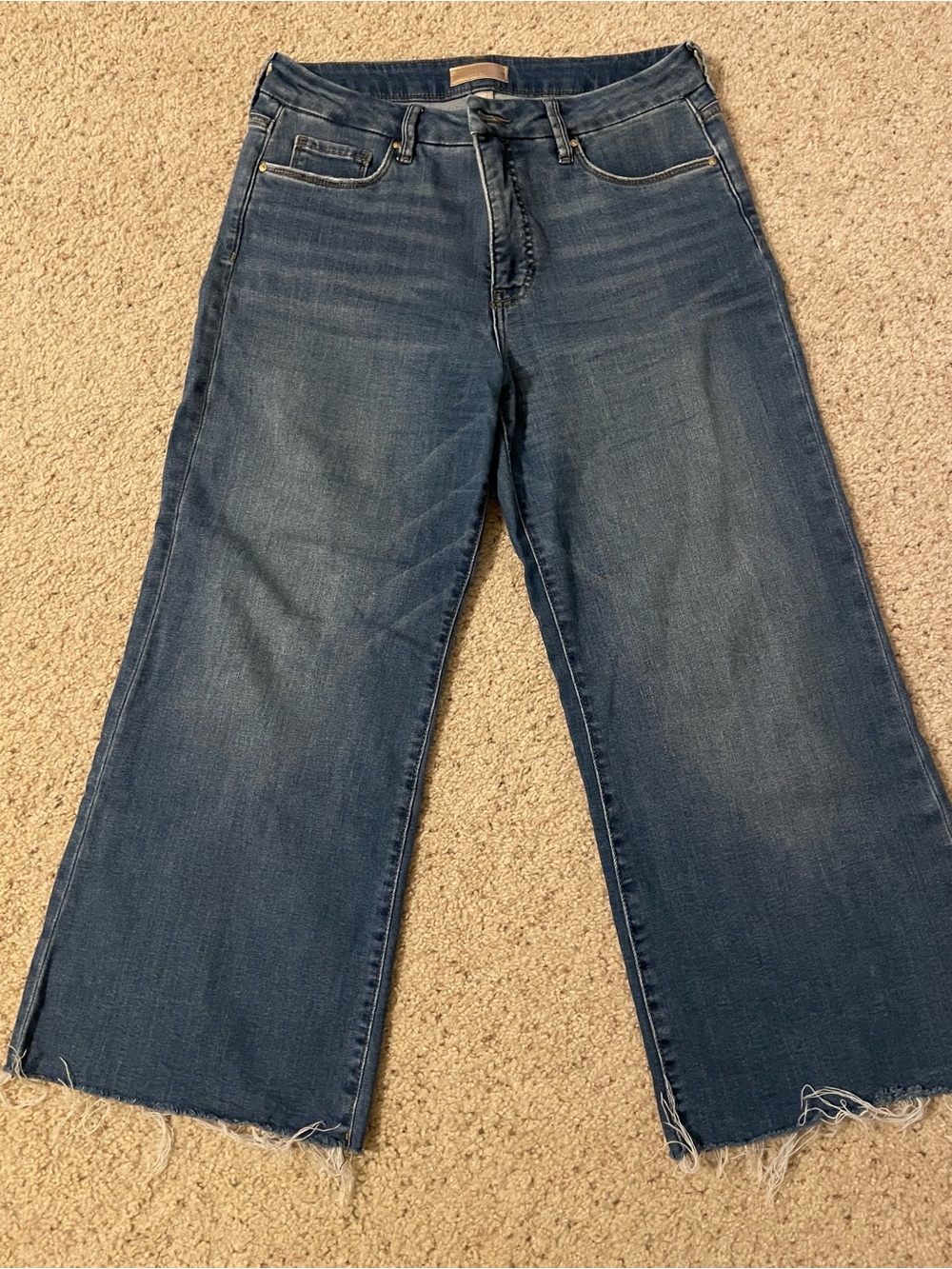 Kut from the Kloth Medium Blue Wide-Leg Cropped Jeans with Frayed Hem